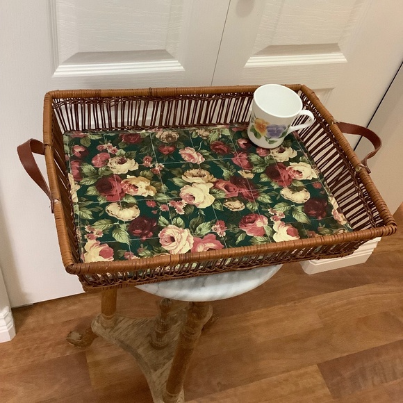 Vintage Beautiful Cottagecore Basket Tray w floral liner - Picture 1 of 12